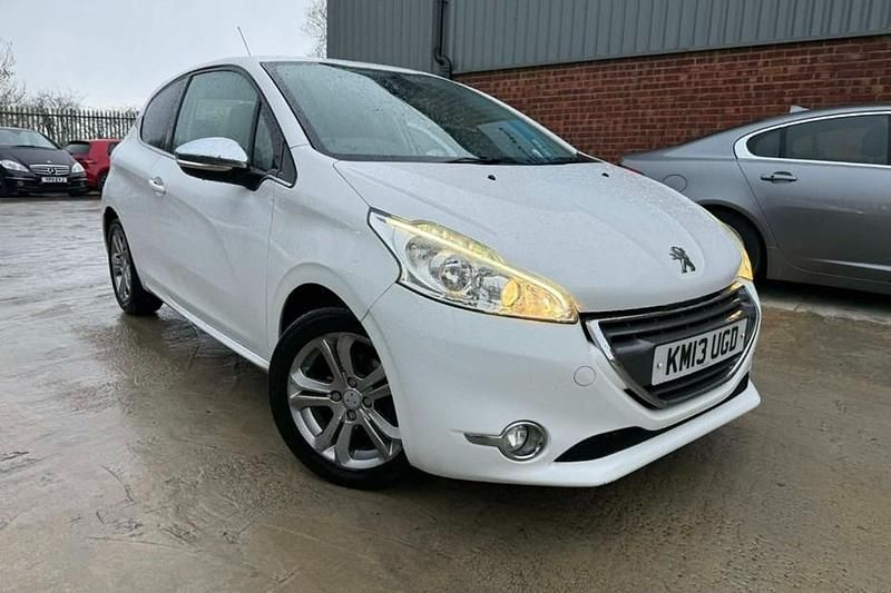 Used Peugeot 208 Allure 2013 White Hatchback