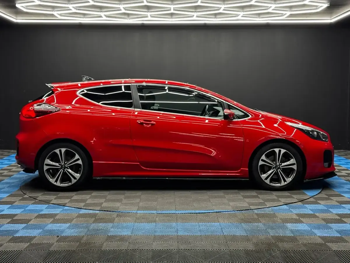 Used Kia ProCeed GT-Line S 134 HP (98 kW) 2017 Red Hatchback