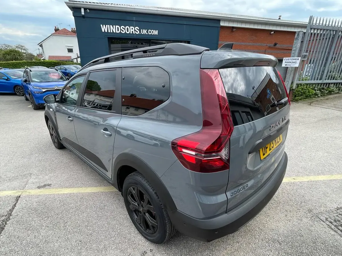 Used Dacia Jogger Extreme 110 HP (80 kW) 2023 Grey MPV