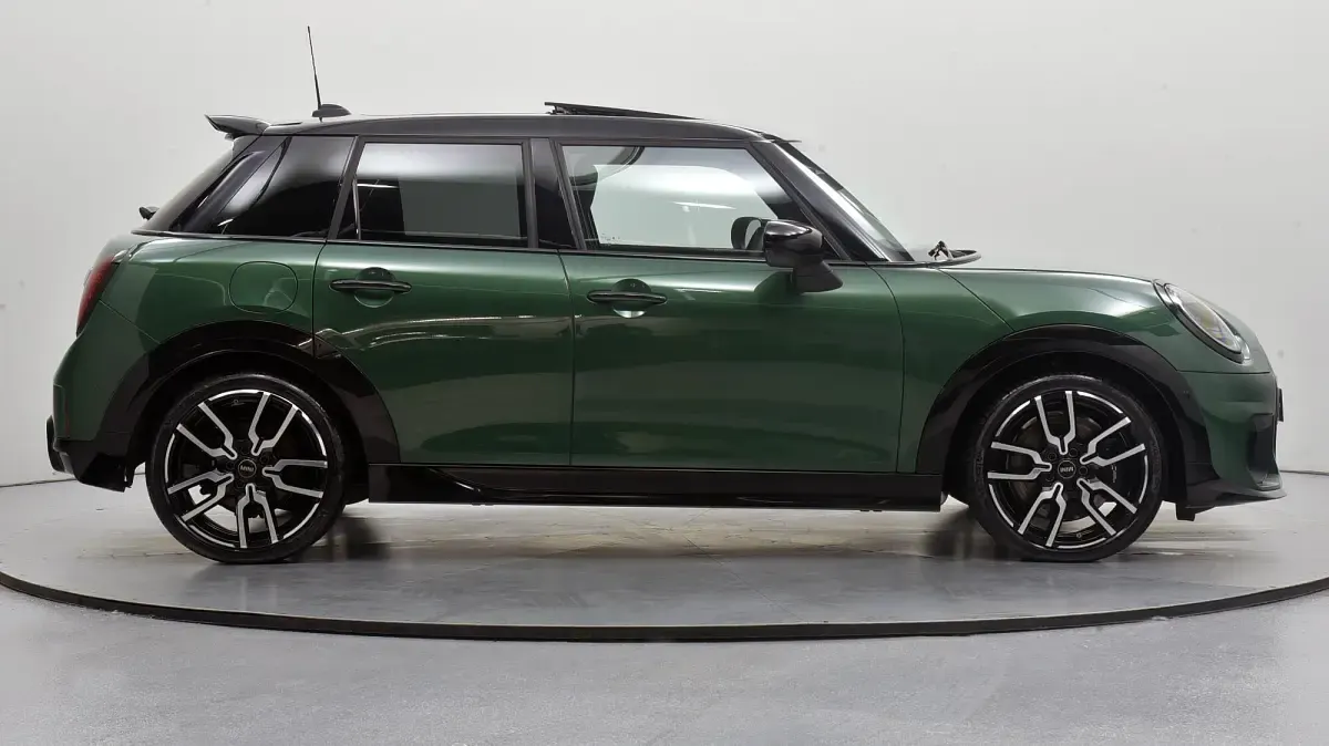Used Mini Cooper Hatch 113 kW (154 HP) 2026 Green Hatchback