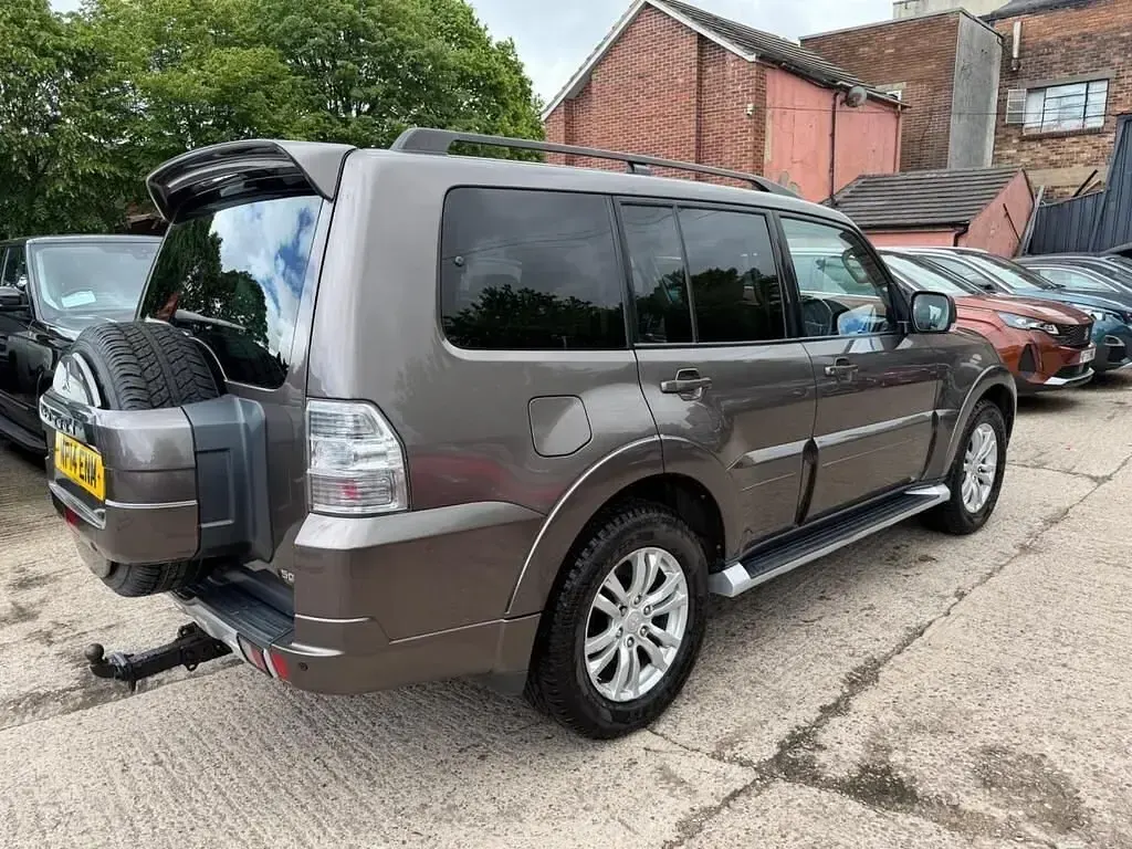 Used Mitsubishi Shogun 197 HP (144 kW) 2014 Brown SUV