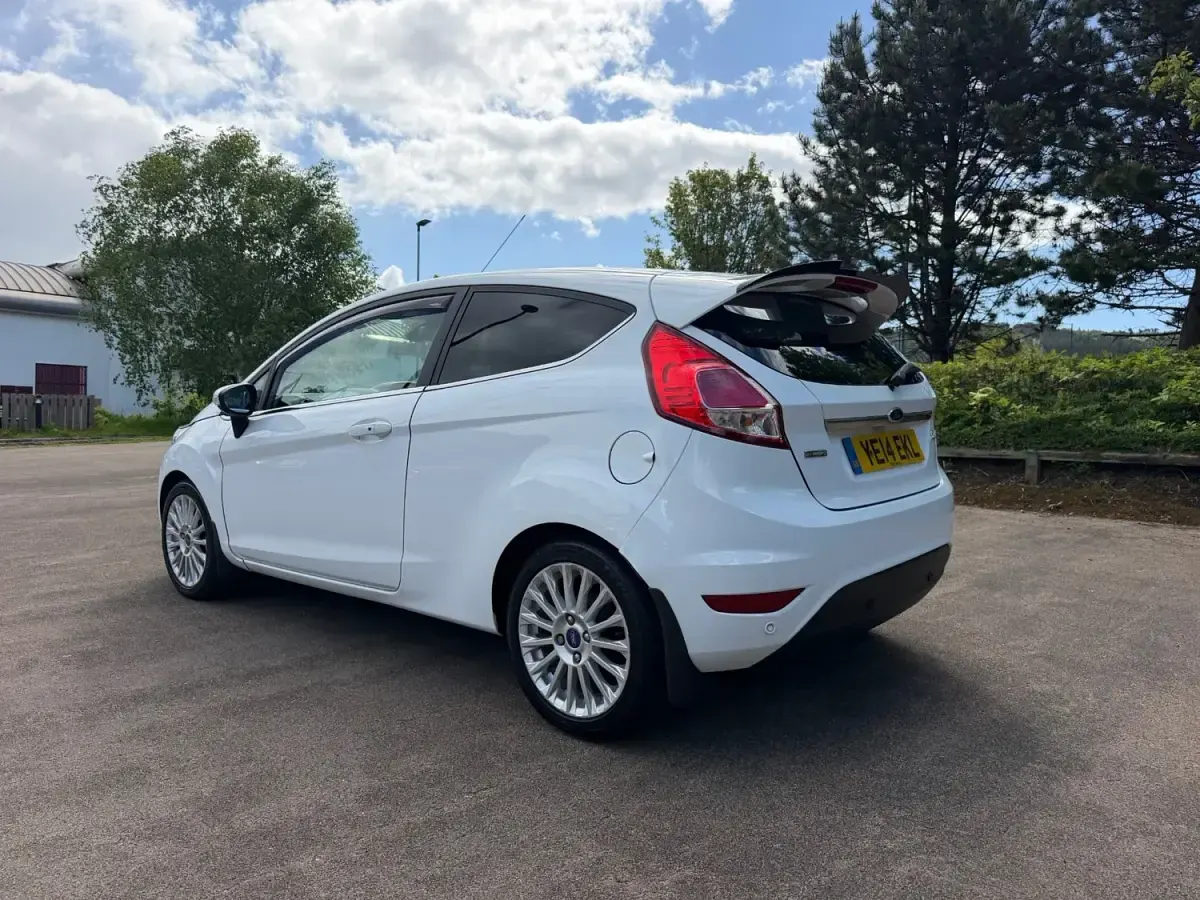 Używany Ford Fiesta Titanium 95 KM (69 kW) 2014 Biały Hatchback