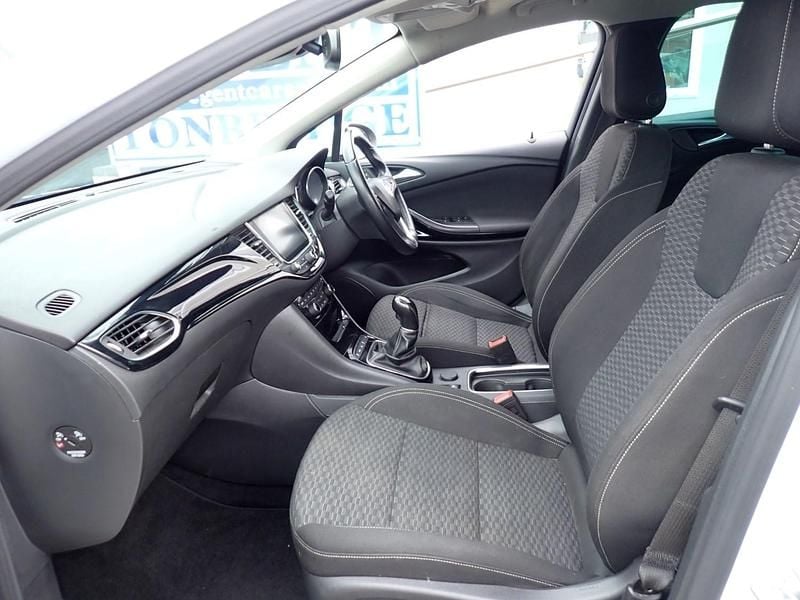Used Vauxhall Astra SRi 200 HP (147 kW) 2017 White Estate