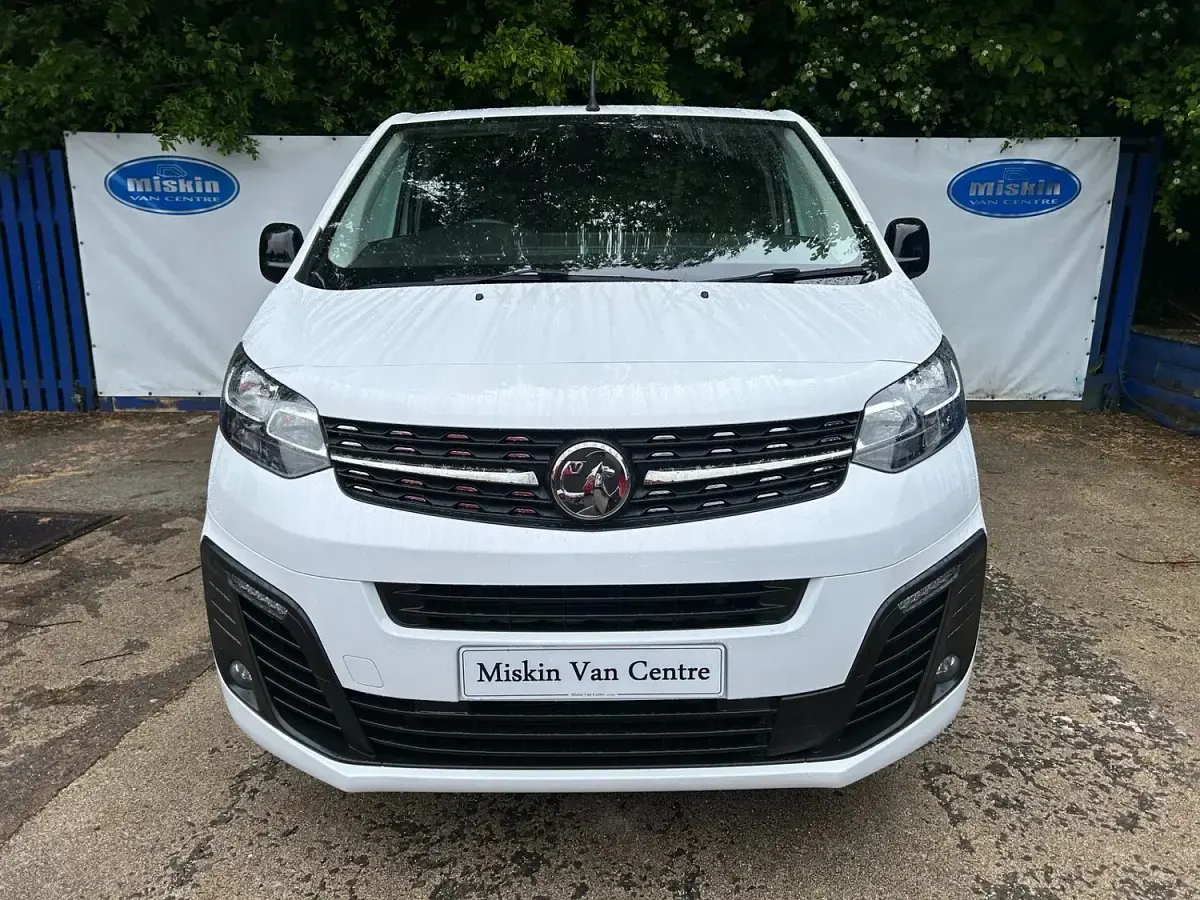Used Vauxhall Vivaro 120 HP (88 kW) 2023 White MPV