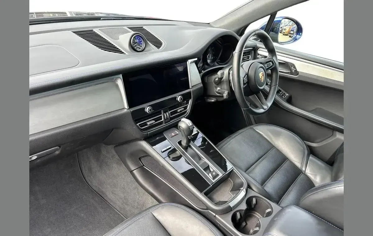 Used Porsche Macan 261 HP (191 kW) 2023 Blue SUV