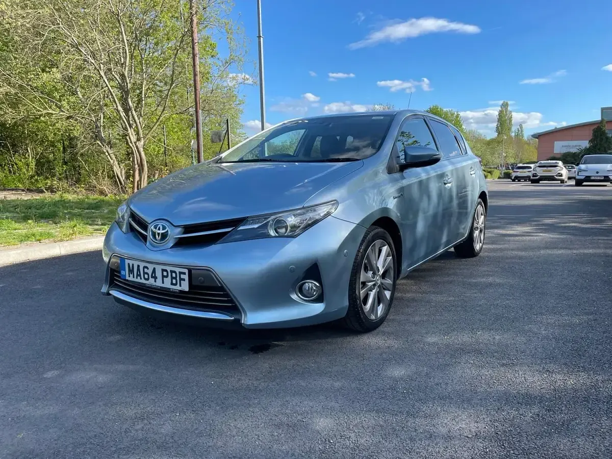 Used Toyota Auris Hybrid 136 HP (100 kW) 2014 Blue Hatchback