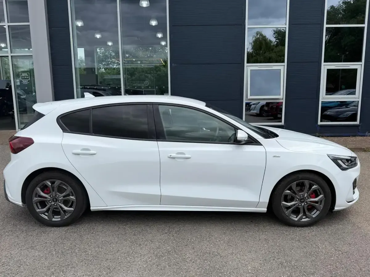 Used Ford Focus ST-Line 153 HP (112 kW) 2024 White Hatchback
