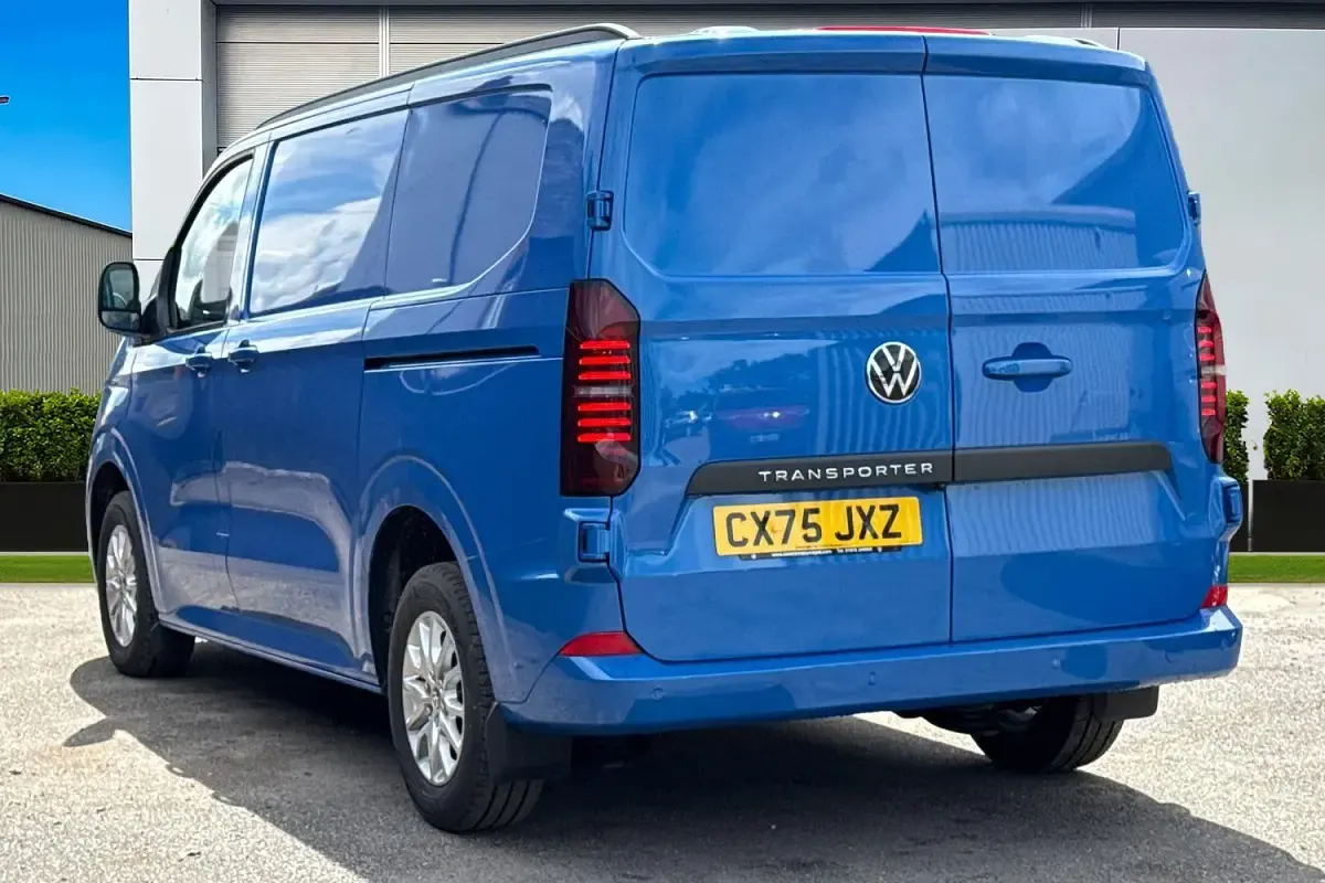 New VW Transporter Pro 148 HP (108 kW) 2025 Blue Van