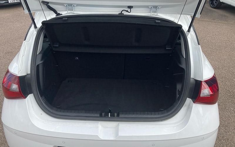 Used Hyundai i20 SE 101 HP (74 kW) 2023 White Hatchback