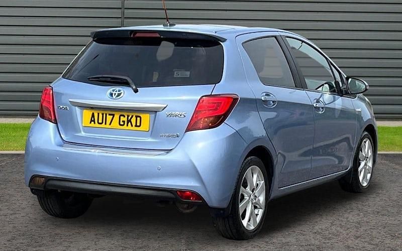 Used Toyota Yaris Hybrid 101 HP (74 kW) 2016 Hatchback