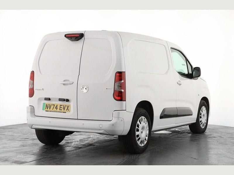 Begagnad Vauxhall Combo 100 kW (136 HK) 2024 Vit Minibuss