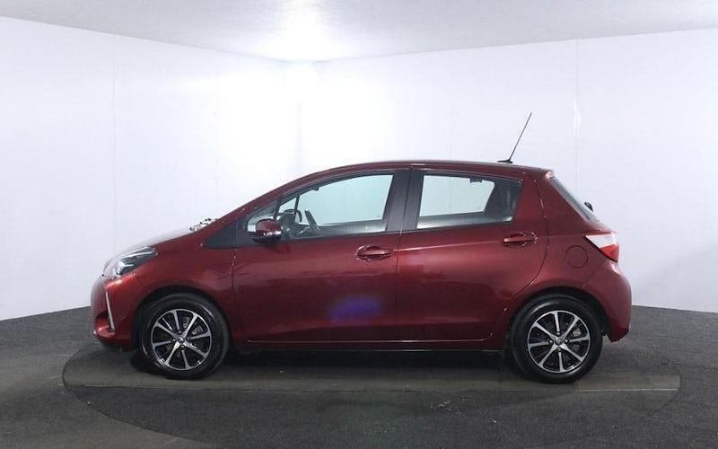 Used Toyota Yaris 111 HP (81 kW) 2019 Red Hatchback