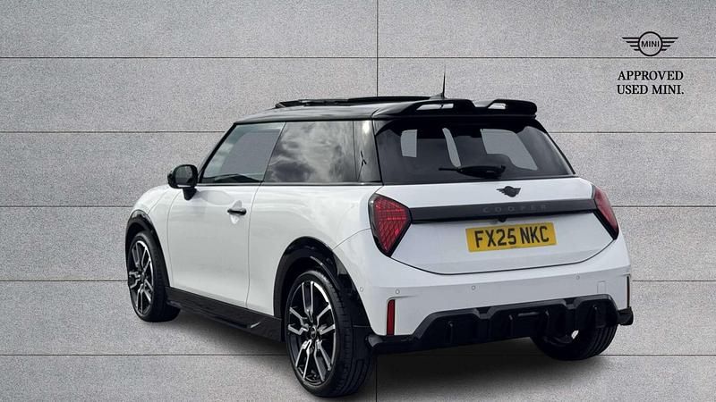 Begagnad Mini Cooper Hatch 113 kW (154 HK) 2025 Vit Halvkombi