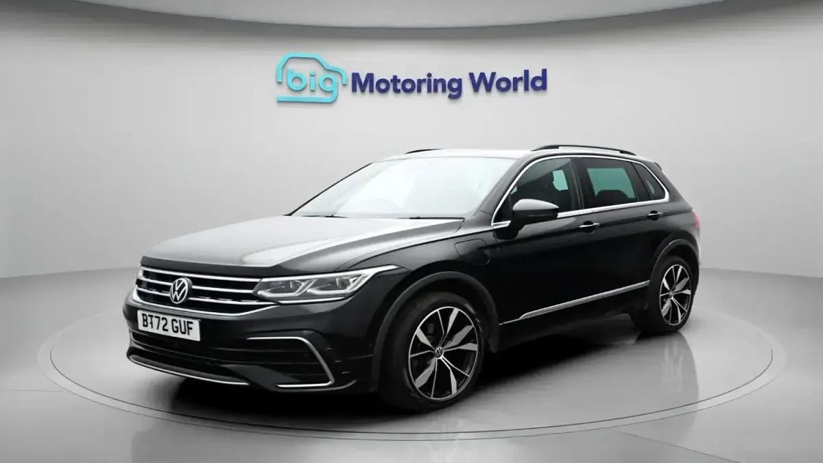 Second-hand VW Tiguan R-line 242 CP (177 kW) 2023 Negru SUV