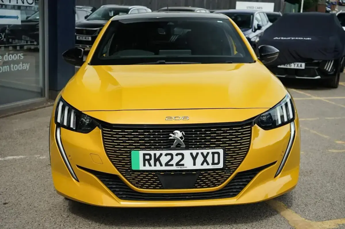 Używany Peugeot e-208 Premium 100 kW (136 KM) 2022 Żółty Hatchback