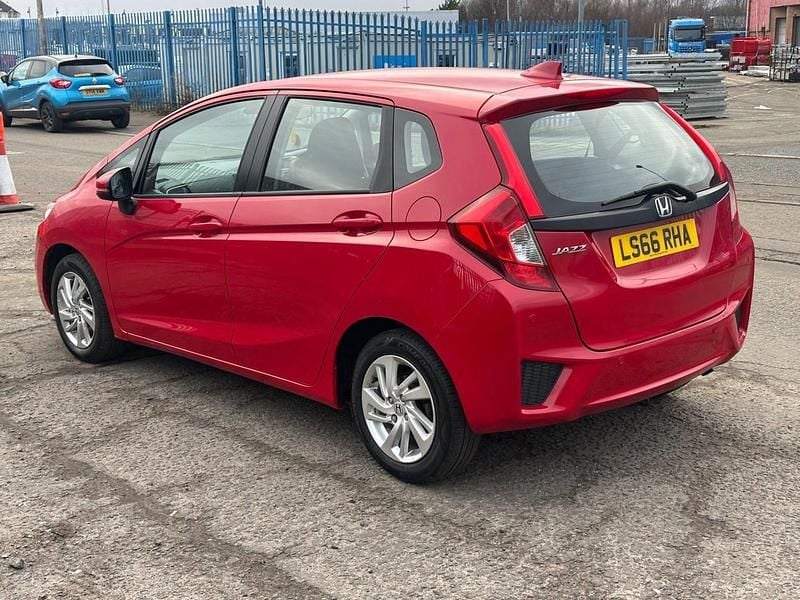 Used Honda Jazz SE 102 HP (75 kW) 2016 Red Hatchback