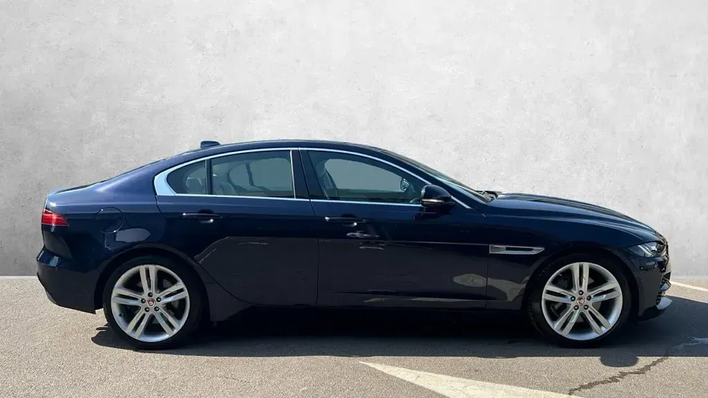 Used Jaguar XE 249 HP (183 kW) 2019 Blue Sedan