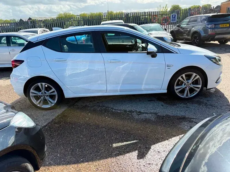 Used Vauxhall Astra SRi 150 HP (110 kW) 2017 White Hatchback
