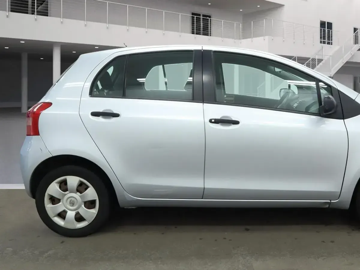 Used Toyota Yaris T2 67 HP (49 kW) 2006 Silver Hatchback