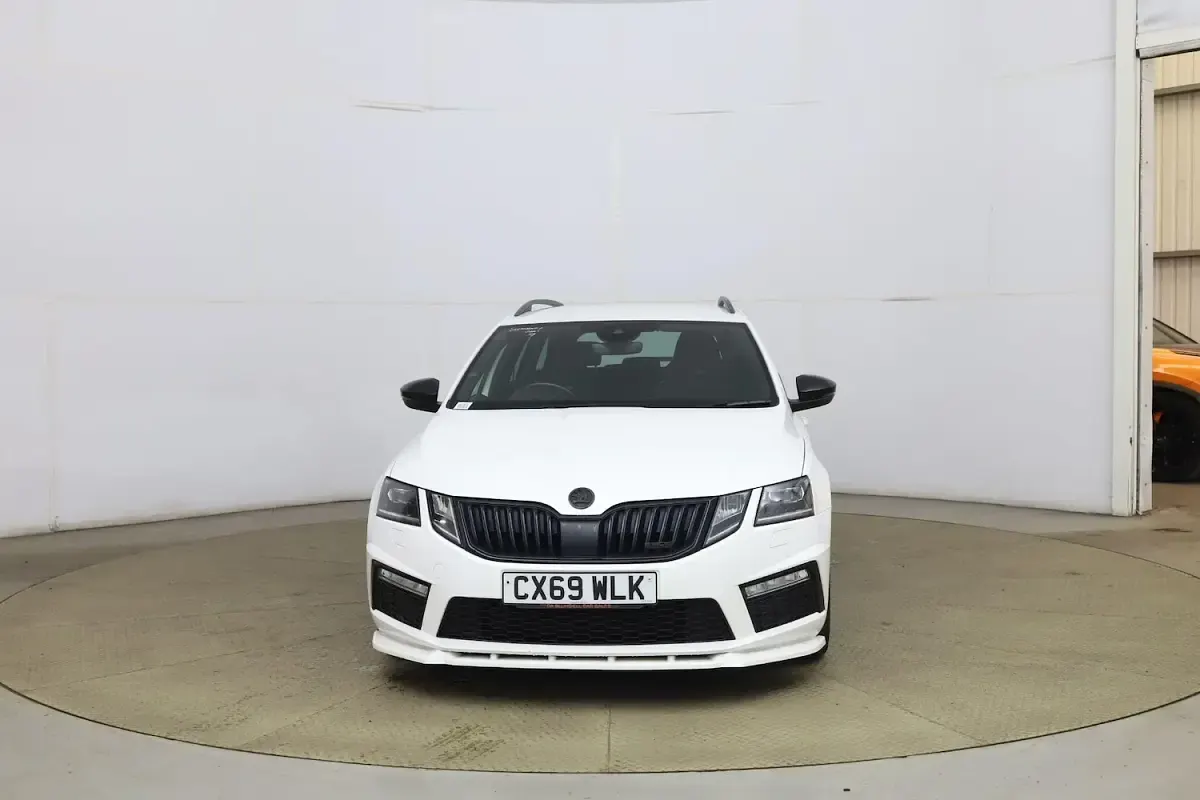 Used Skoda Octavia vRS 245 HP (180 kW) 2019 White Estate