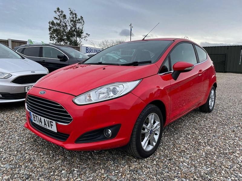 Usado Ford Fiesta Zetec 82 HP (60 kW) 2014 Vermelho Citadino