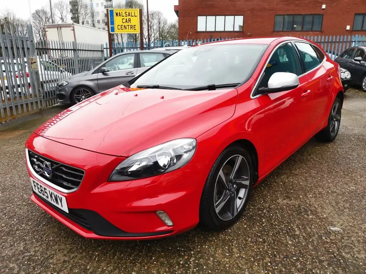 Usado Volvo V40 R-Design 122 HP (89 kW) 2015 Vermelho Citadino