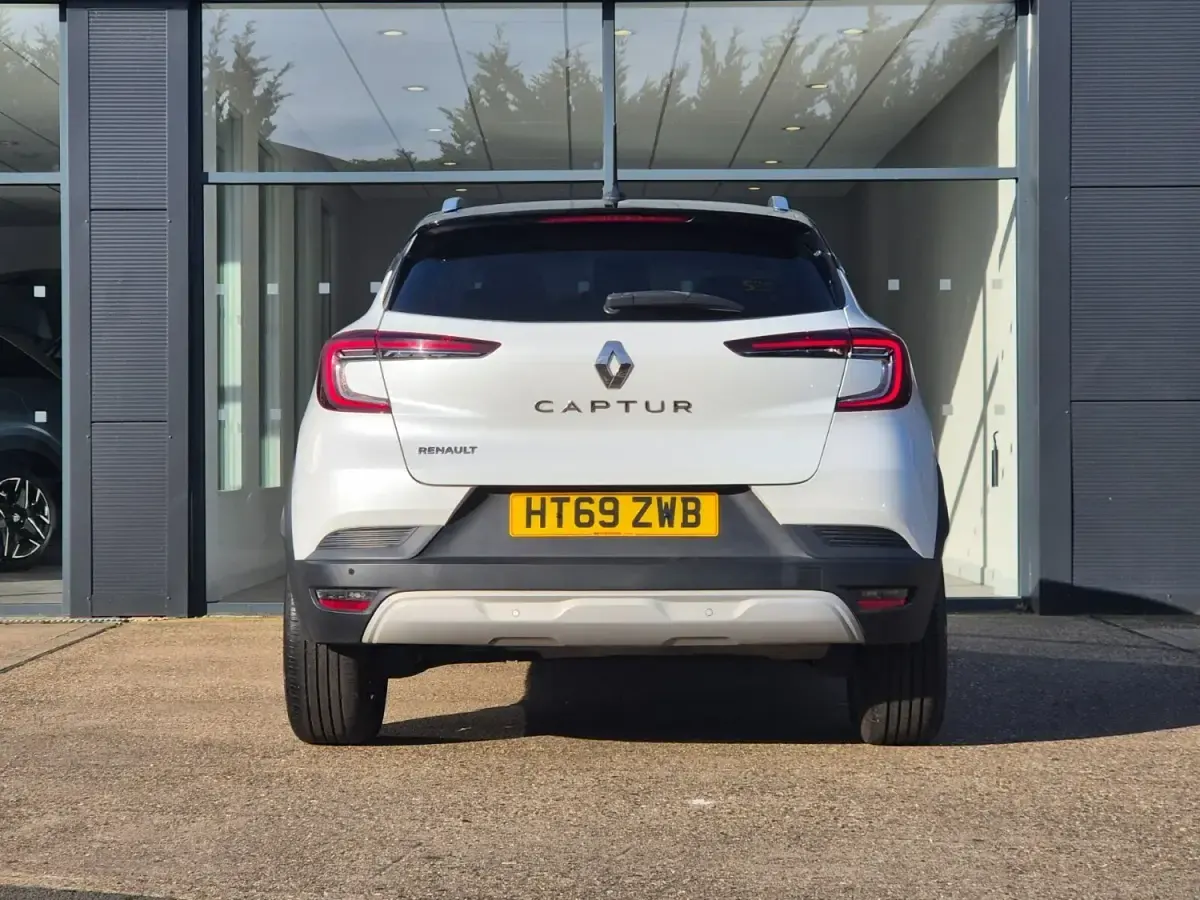 Second-hand Renault Captur Iconic 99 CP (72 kW) 2020 Alb SUV