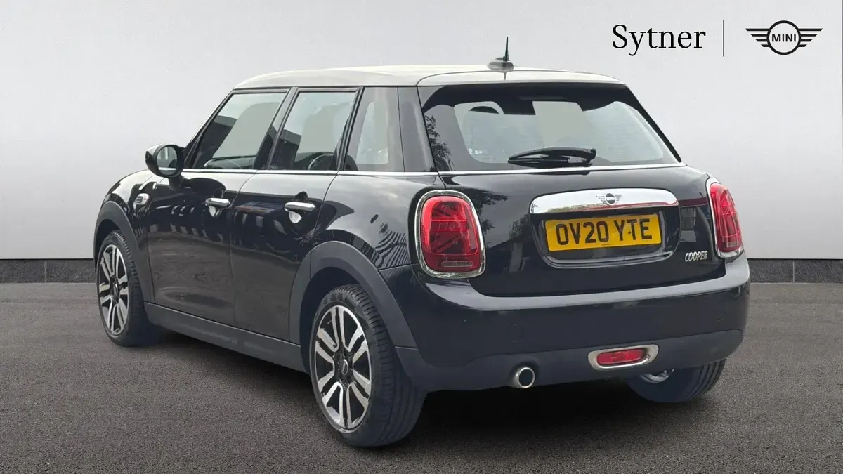 Usado Mini Cooper Exclusive 134 CV (98 kW) 2020 Negro Utilitario