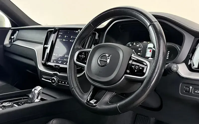 Used Volvo XC60 R-Design Pro 390 HP (286 kW) 2019 Black SUV