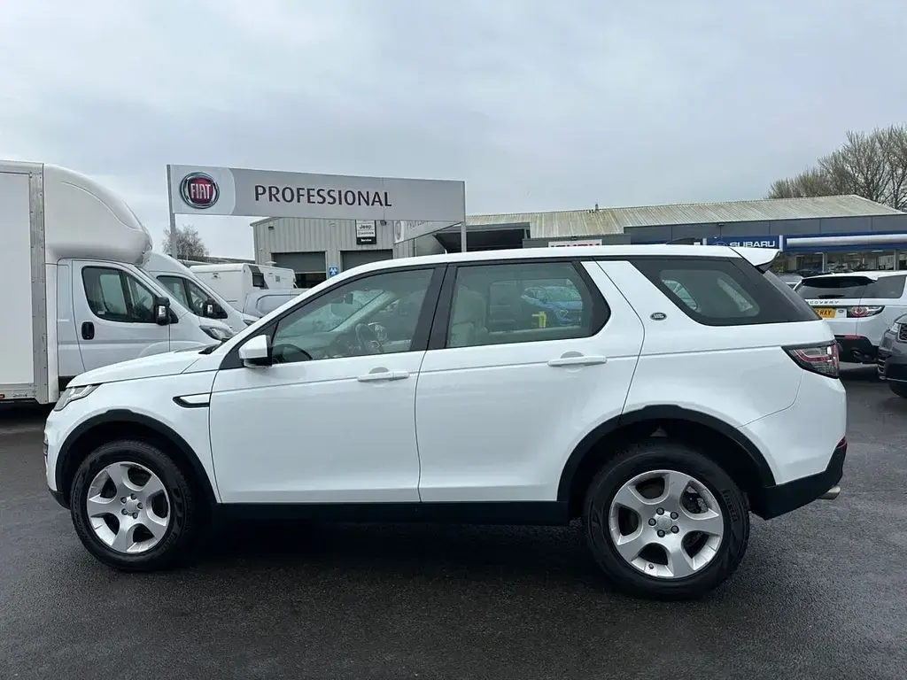 Used Land Rover Discovery 5 HSE 150 HP (110 kW) 2018 White SUV