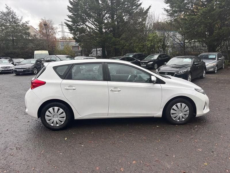 Used Toyota Auris Active 90 HP (66 kW) 2013 White Hatchback