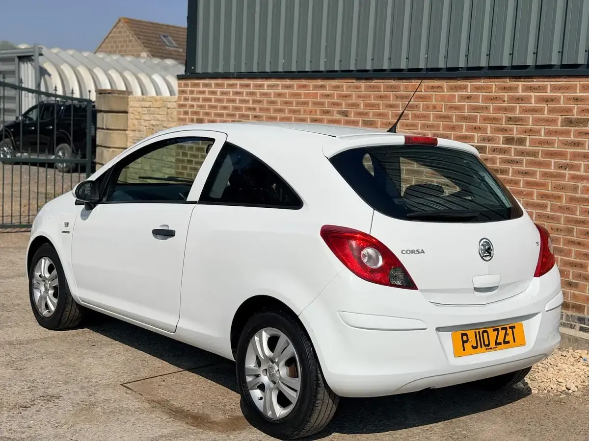 Used Vauxhall Corsa 85 HP (62 kW) 2010 White Hatchback