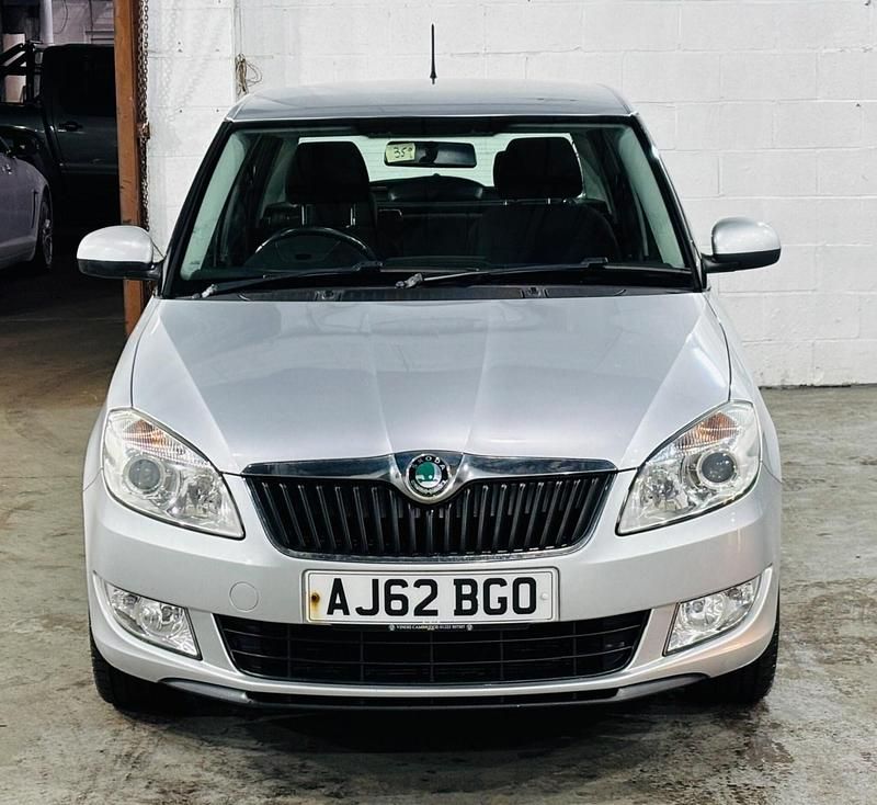 Begagnad Skoda Fabia Elegance 105 HK (77 kW) 2012 Silver Halvkombi