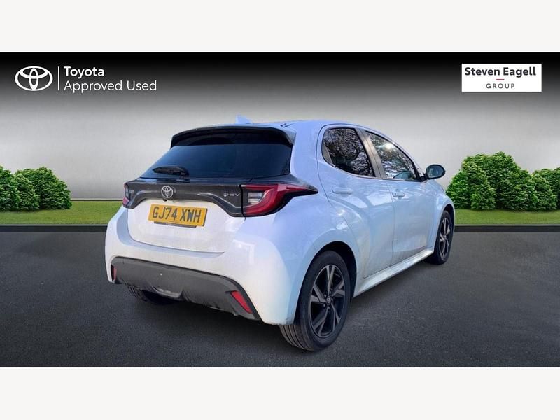 Used Toyota Yaris Hybrid Design 114 HP (83 kW) 2024 White Hatchback