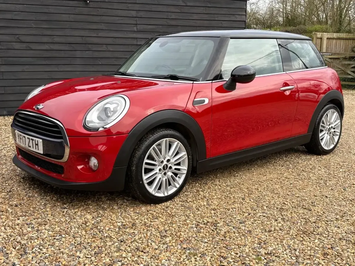 Usado Mini Cooper Hatch 136 CV (100 kW) 2017 Rojo Utilitario