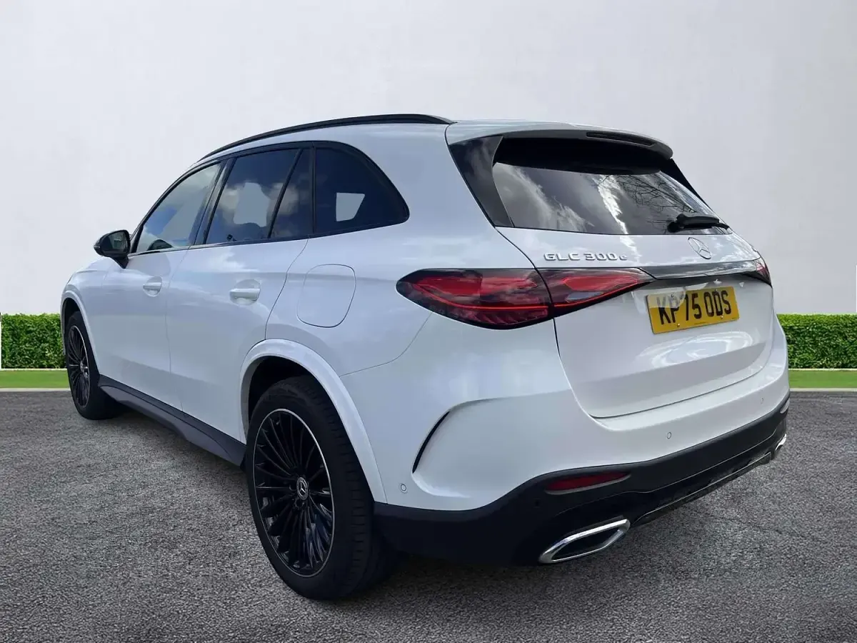 Usado Mercedes GLC300e Urban 2025 Blanco Familiar