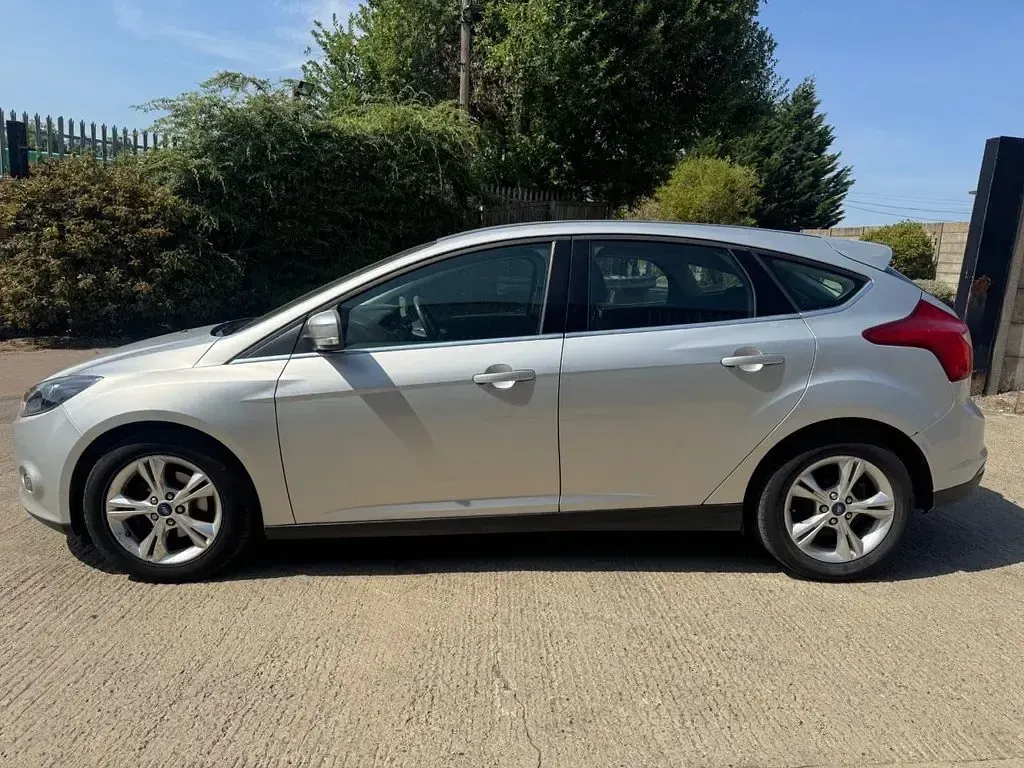 Used Ford Focus Zetec 115 HP (84 kW) 2013 Silver Hatchback