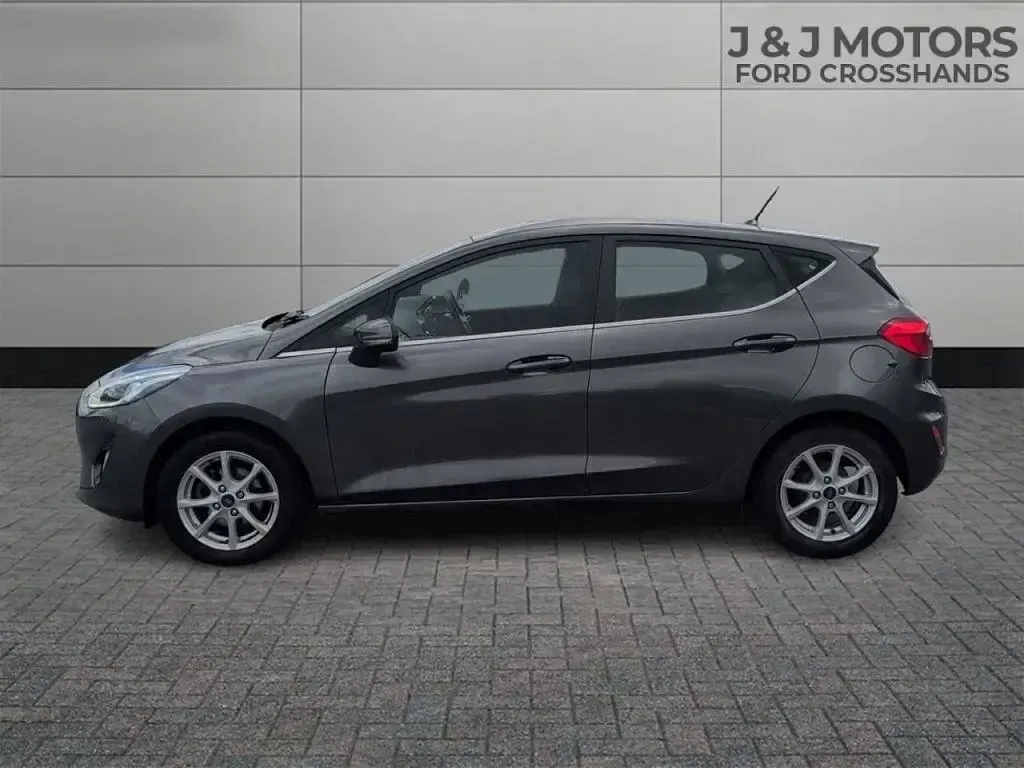 Usado Ford Fiesta Zetec 100 HP (73 kW) 2017 Cinzento Citadino