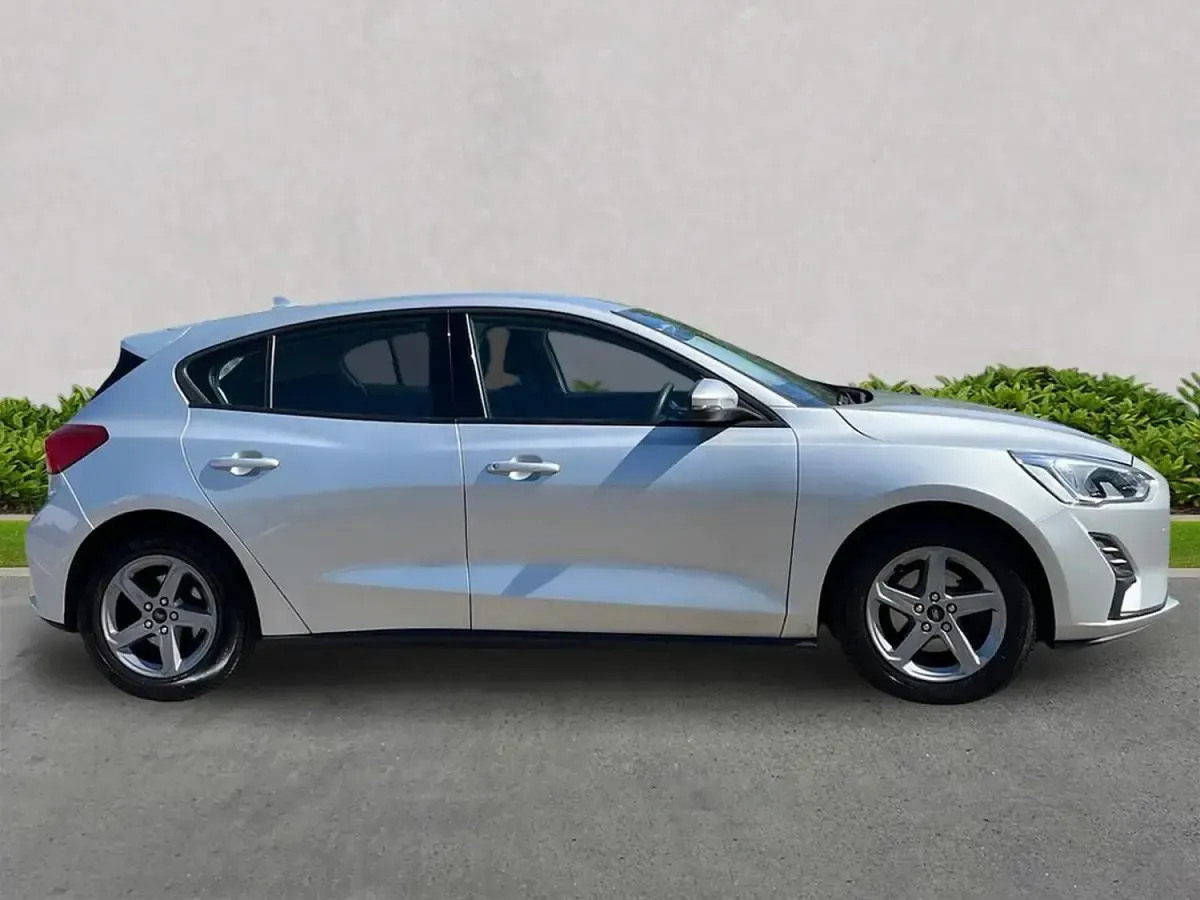 Usado Ford Focus Style 95 CV (69 kW) 2018 Plateado Utilitario