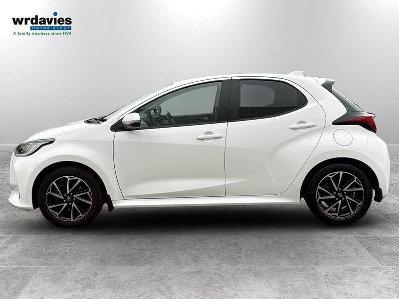 Used Toyota Yaris Hybrid Design 116 HP (85 kW) 2022 Pure white Hatchback