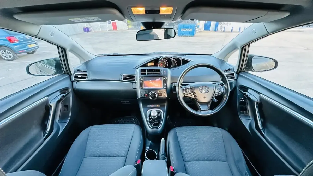 Usado Toyota Verso 132 HP (97 kW) 2016 Castanho Monovolume