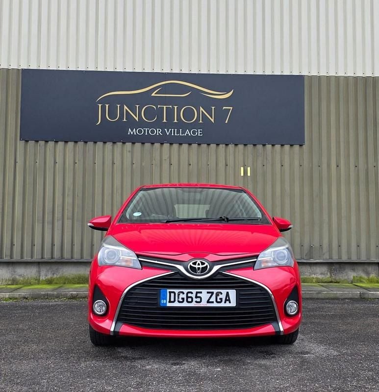 Used Toyota Yaris 69 HP (50 kW) 2015 Red Hatchback