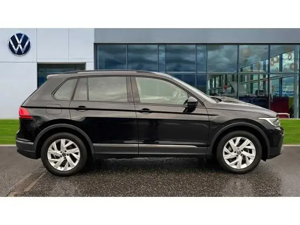 Used VW Tiguan Life 150 HP (110 kW) 2022 Deep black SUV