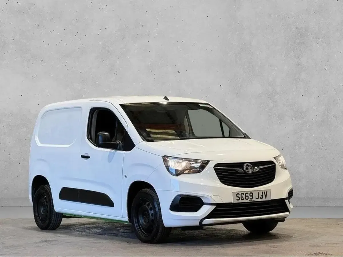 Usado Vauxhall Combo Sportive 100 HP (73 kW) 2020 Branco Monovolume