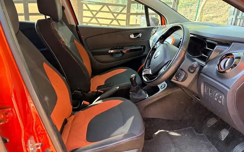Used Renault Captur Dynamique 90 HP (66 kW) 2015 Orange SUV