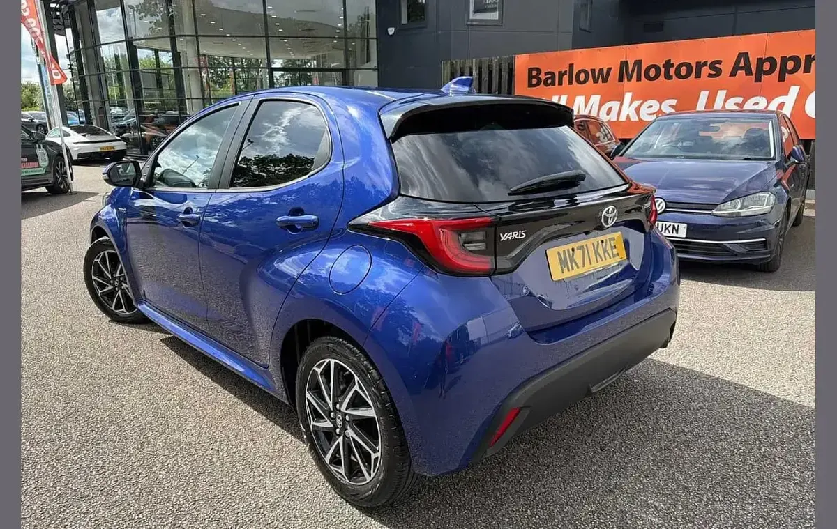 Used Toyota Yaris Design 113 HP (83 kW) 2021 Blue Hatchback