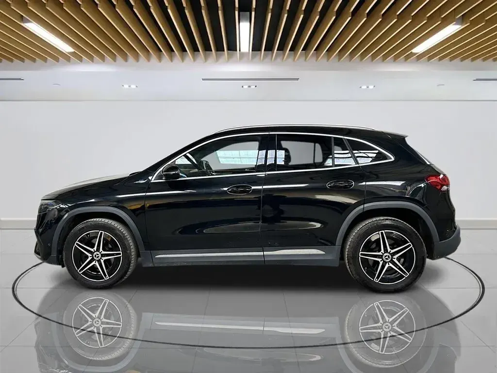 Begagnad Mercedes EQA250 AMG line 139 kW (190 HK) 2022 Svart SUV