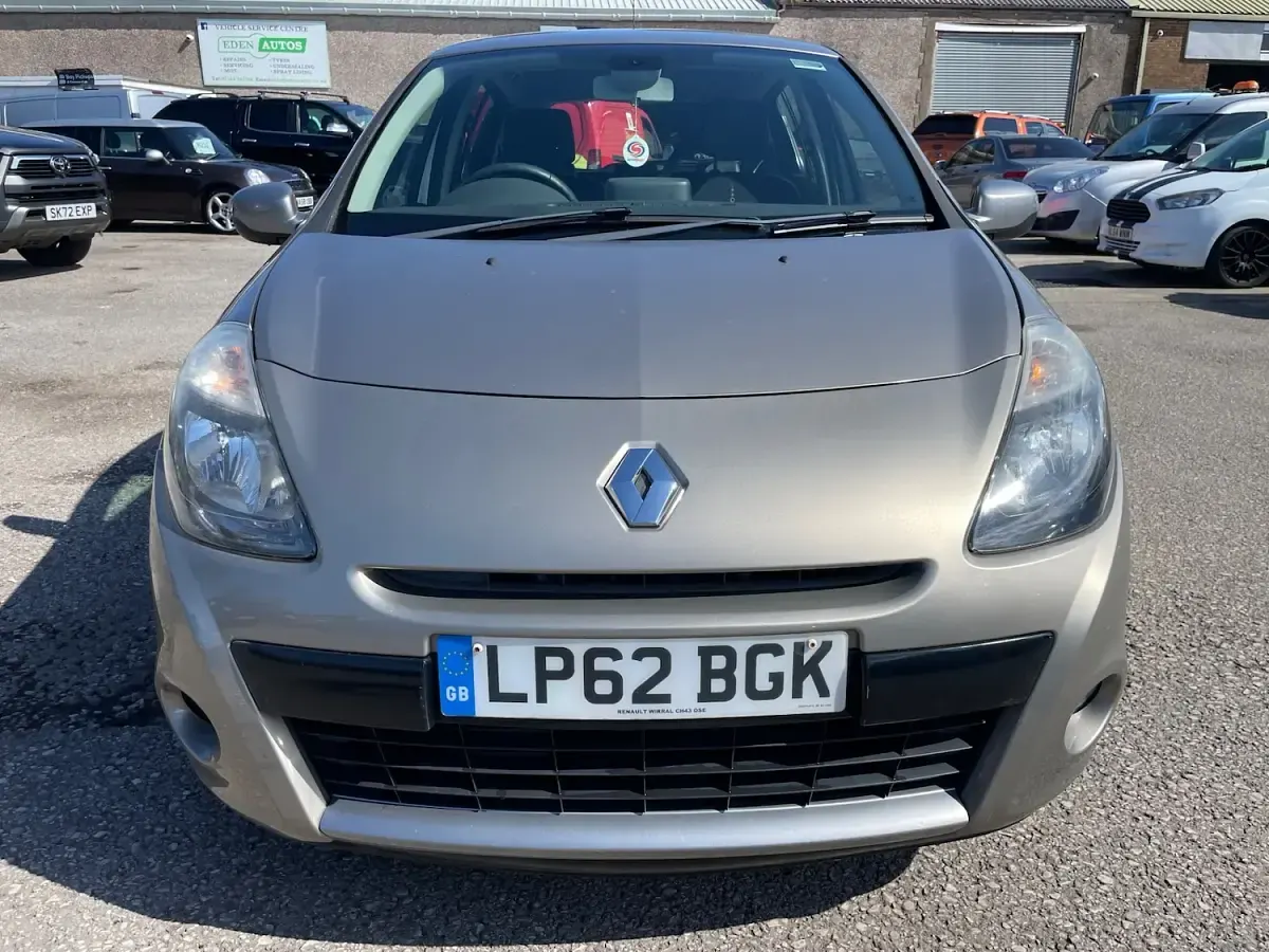Used Renault Clio Dynamique 98 HP (72 kW) 2012 Beige Hatchback