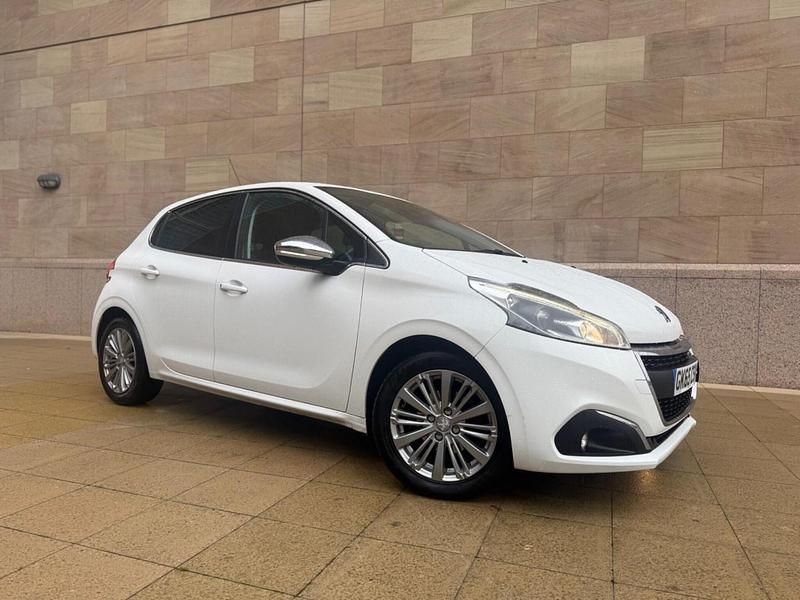 White Used 2015 Peugeot 208 Allure Hatchback | £4,650 (Fair price) - Image 1/4