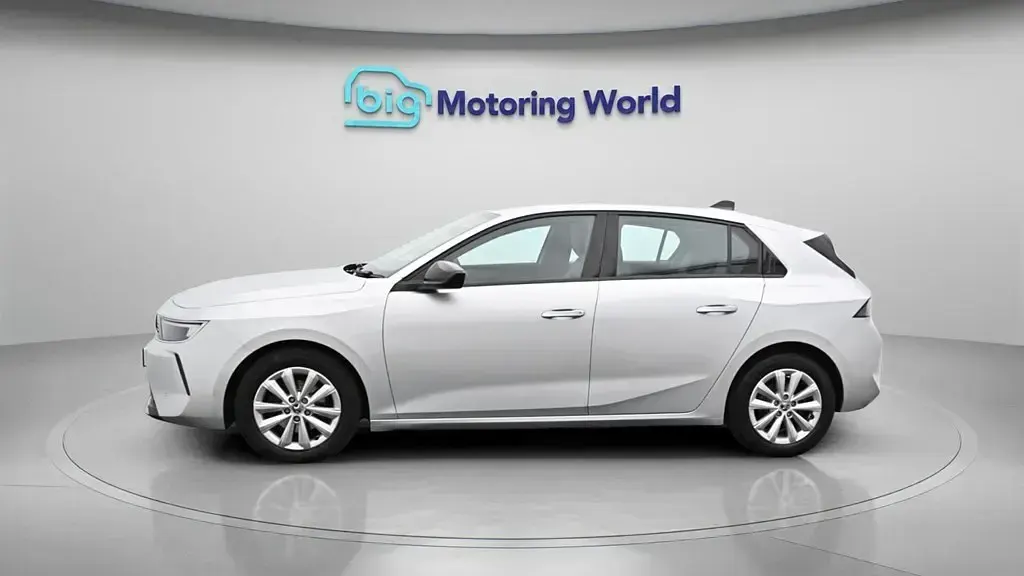 Second-hand Vauxhall Astra Design Edition 130 CP (95 kW) 2023 Gri Hatchback